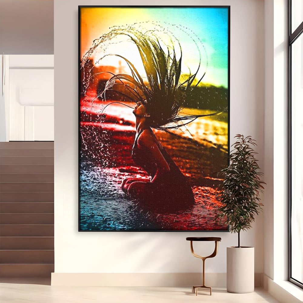 Tablou canvas cu tablou canvas cu femeie si stropi de apa, in rama de aluminiu negru